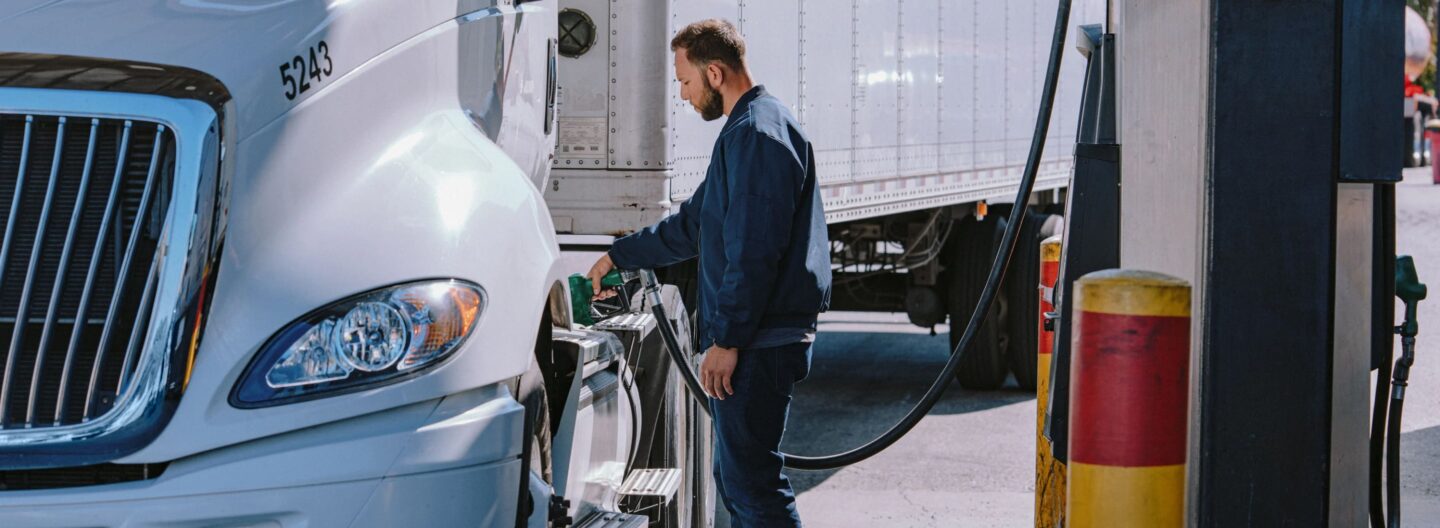 Driver fueling gas at a gas station using Uber Freight’s carrier card